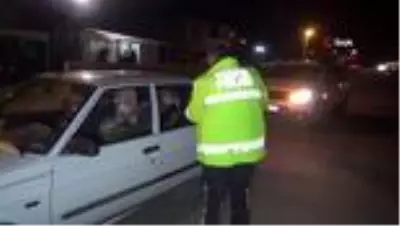 Kısıtlamaya uymayan 13 kişiye 40 bin 950 lira ceza kesildi Kısıtlamaya uymayan 13 kişiye 40 bin 950 lira ceza kesildi