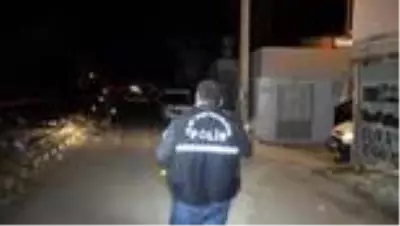 Kısıtlamaya uymayıp sokağa çıktı, husumetlisi tarafından pompalı tüfekle vuruldu Kısıtlamaya uymayıp sokağa çıktı, husumetlisi tarafından pompalı tüfekle vuruldu