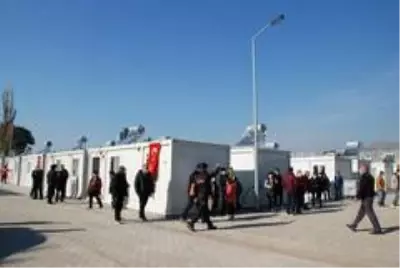 Konteyner kentin ilk misafirleri geldi Konteyner kentin ilk misafirleri geldi