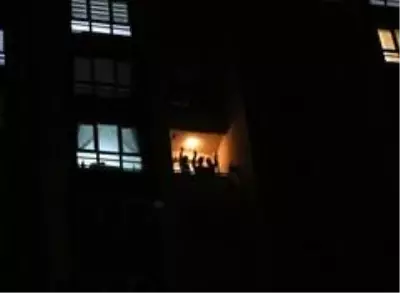 Korona virüse yakalanan ailesinin yanına gidemeyen tır şoförü, evinin bahçesindeki tırda yaşıyor Korona virüse yakalanan ailesinin yanına gidemeyen tır şoförü, evinin bahçesindeki tırda yaşıyor