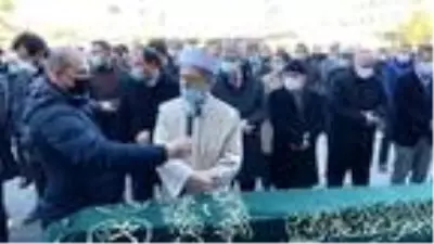 Koronavirüsten ölen eski belediye başkanı, toprağa verildi Koronavirüsten ölen eski belediye başkanı, toprağa verildi