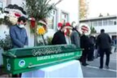Koronavirüsten ölen eski belediye başkanı, toprağa verildi Koronavirüsten ölen eski belediye başkanı, toprağa verildi