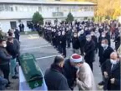 Koronavirüsten ölen eski belediye başkanı, toprağa verildi Koronavirüsten ölen eski belediye başkanı, toprağa verildi