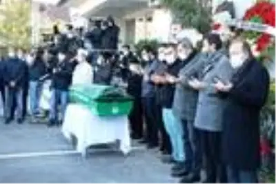 Koronavirüsten ölen eski belediye başkanı, toprağa verildi Koronavirüsten ölen eski belediye başkanı, toprağa verildi
