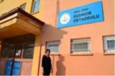 Köy okulunun Ayşen öğretmeni, 'yılın öğretmeni' seçildi Köy okulunun Ayşen öğretmeni, 'yılın öğretmeni' seçildi