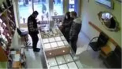 Kuyumcuya sahte altın bozdurdukları iddiasıyla 3 kişi yakalandı Kuyumcuya sahte altın bozdurdukları iddiasıyla 3 kişi yakalandı