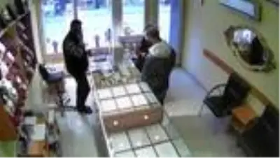 Kuyumcuya sahte altın bozdurdukları iddiasıyla 3 kişi yakalandı Kuyumcuya sahte altın bozdurdukları iddiasıyla 3 kişi yakalandı