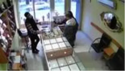 Kuyumcuya sahte altın bozdurdukları iddiasıyla 3 kişi yakalandı Kuyumcuya sahte altın bozdurdukları iddiasıyla 3 kişi yakalandı