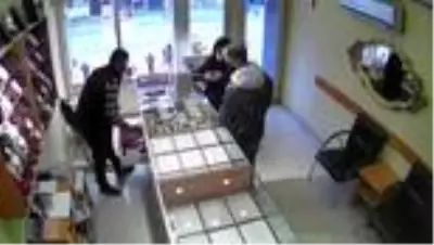 Kuyumcuya sahte altın bozdurdukları iddiasıyla 3 kişi yakalandı Kuyumcuya sahte altın bozdurdukları iddiasıyla 3 kişi yakalandı