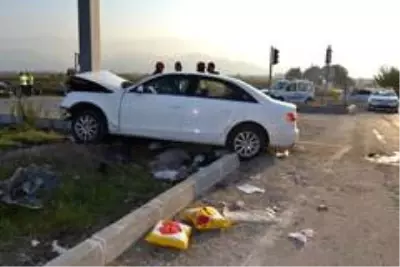 Manisa'da otomobiller çarpıştı: 7 yaralı Manisa'da otomobiller çarpıştı: 7 yaralı