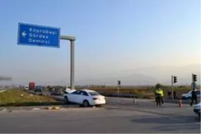 Manisa'da otomobiller çarpıştı: 7 yaralı Manisa'da otomobiller çarpıştı: 7 yaralı