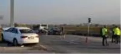 Manisa'da otomobiller çarpıştı: 7 yaralı Manisa'da otomobiller çarpıştı: 7 yaralı