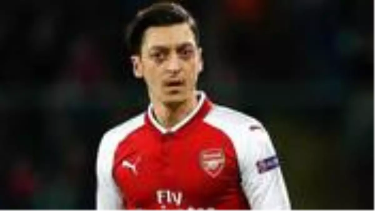 Mesut Özil, Arsenal'den ayrılmasını isteyen gazeteciye sosyal medyadan tepki gösterdi