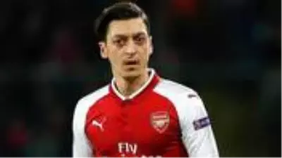 Mesut Özil, Arsenal'den ayrılmasını isteyen gazeteciye sosyal medyadan tepki gösterdi Mesut Özil, Arsenal'den ayrılmasını isteyen gazeteciye sosyal medyadan tepki gösterdi
