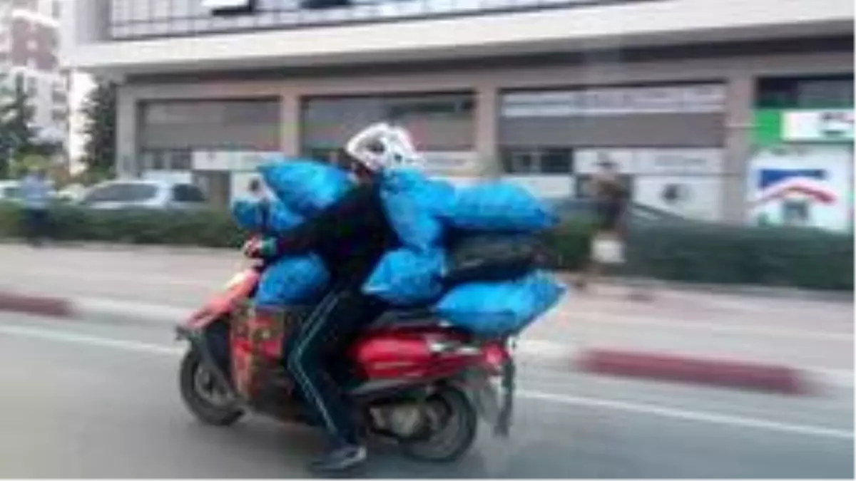 Motosikletlinin 8 kömür çuvalıyla tehlikeli yolcuğu