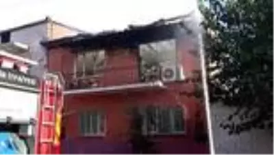 Son Dakika | Müstakil binada çıkan yangında 1 kişi yaralandı Son Dakika | Müstakil binada çıkan yangında 1 kişi yaralandı