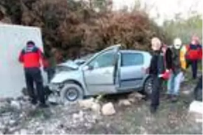 Son dakika haberleri! Otomobil duvara çarptı: 1'i bebek 2 ölü, 2 yaralı Son dakika haberleri! Otomobil duvara çarptı: 1'i bebek 2 ölü, 2 yaralı