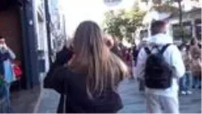 Taksim'de maske takmayan turistlere ceza kesildi Taksim'de maske takmayan turistlere ceza kesildi