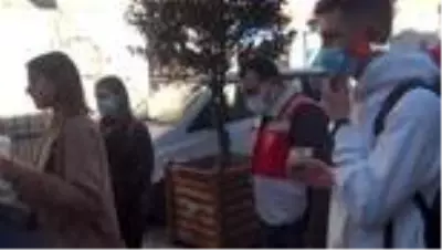 Taksim'de maske takmayan turistlere ceza kesildi Taksim'de maske takmayan turistlere ceza kesildi