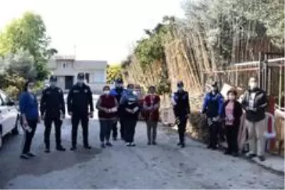 Polis, kadına şiddetinin önüne geçebilmek için broşür dağıttı Polis, kadına şiddetinin önüne geçebilmek için broşür dağıttı