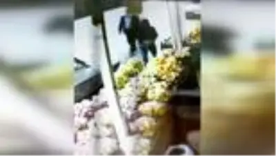 Şanlıurfa'da otomobilden cep telefonu hırsızlığı güvenlik kamerasına yansıdı Şanlıurfa'da otomobilden cep telefonu hırsızlığı güvenlik kamerasına yansıdı