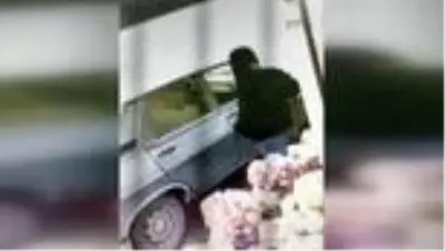 Şanlıurfa'da otomobilden cep telefonu hırsızlığı güvenlik kamerasına yansıdı Şanlıurfa'da otomobilden cep telefonu hırsızlığı güvenlik kamerasına yansıdı