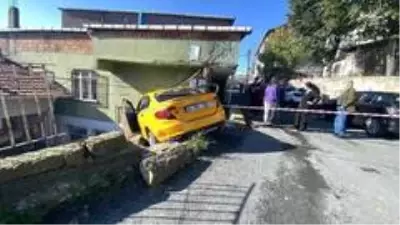 Sarıyer'de dehşet anları kamerada: Freni boşalan taksi eve girdi Sarıyer'de dehşet anları kamerada: Freni boşalan taksi eve girdi