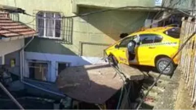 Sarıyer'de dehşet anları kamerada: Freni boşalan taksi eve girdi Sarıyer'de dehşet anları kamerada: Freni boşalan taksi eve girdi