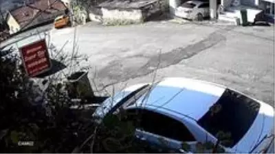 Sarıyer'de dehşet anları kamerada: Freni boşalan taksi eve girdi Sarıyer'de dehşet anları kamerada: Freni boşalan taksi eve girdi