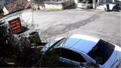 Sarıyer'de dehşet anları kamerada: Freni boşalan taksi eve girdi Sarıyer'de dehşet anları kamerada: Freni boşalan taksi eve girdi