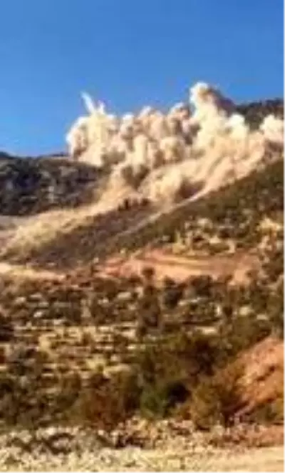 Siirt'te yol çalışmalarında engel olan dev kayalar dinamitle patlatılıyor Siirt'te yol çalışmalarında engel olan dev kayalar dinamitle patlatılıyor