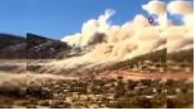 Siirt'te yol çalışmalarında engel olan dev kayalar dinamitle patlatılıyor Siirt'te yol çalışmalarında engel olan dev kayalar dinamitle patlatılıyor