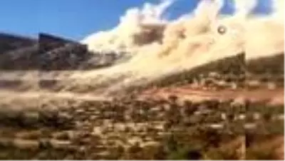 Siirt'te yol çalışmalarında engel olan dev kayalar dinamitle patlatılıyor Siirt'te yol çalışmalarında engel olan dev kayalar dinamitle patlatılıyor
