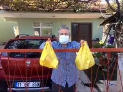 Sokağa çıkamayan yaşlıların imdadına yetişti Sokağa çıkamayan yaşlıların imdadına yetişti