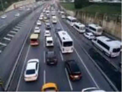 Sokağa çıkma yasağının sona ermesinin ardından 15 Temmuz Şehitler Köprüsü'nde trafik yoğunluğu Sokağa çıkma yasağının sona ermesinin ardından 15 Temmuz Şehitler Köprüsü'nde trafik yoğunluğu