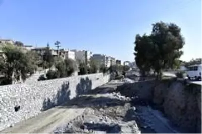Söke Çayı'nda ıslah çalışmaları devam ediyor Söke Çayı'nda ıslah çalışmaları devam ediyor