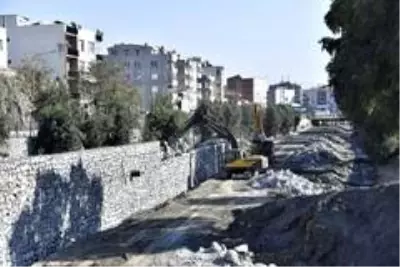 Söke Çayı'nda ıslah çalışmaları devam ediyor Söke Çayı'nda ıslah çalışmaları devam ediyor