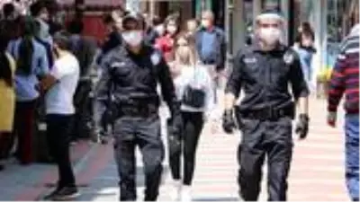 Son Dakika! Hafta sonu uygulanan sokağa çıkma kısıtlamasına uymayan 9 bin 583 kişiye adli ya da idari işlem yapıldı Son Dakika! Hafta sonu uygulanan sokağa çıkma kısıtlamasına uymayan 9 bin 583 kişiye adli ya da idari işlem yapıldı