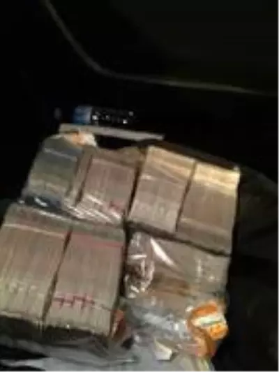 Taksici, aracında unutulan 2 milyon 800 bin TL'yi yabancı uyruklu sahibine teslim etti Taksici, aracında unutulan 2 milyon 800 bin TL'yi yabancı uyruklu sahibine teslim etti