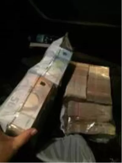 Taksici, aracında unutulan 2 milyon 800 bin TL'yi yabancı uyruklu sahibine teslim etti Taksici, aracında unutulan 2 milyon 800 bin TL'yi yabancı uyruklu sahibine teslim etti