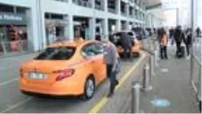 Taksici, aracında unutulan 2 milyon 800 bin TL'yi yabancı uyruklu sahibine teslim etti Taksici, aracında unutulan 2 milyon 800 bin TL'yi yabancı uyruklu sahibine teslim etti