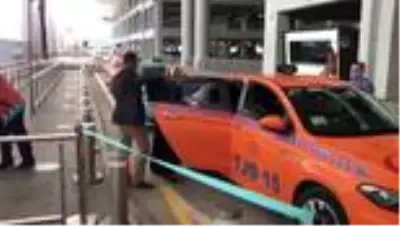 Taksisinde unutulan 300 bin avroyu sahibine teslim etti (2) Taksisinde unutulan 300 bin avroyu sahibine teslim etti (2)