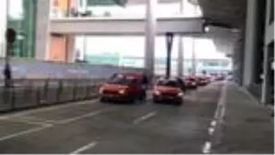 Taksisinde unutulan 300 bin avroyu sahibine teslim etti (2) Taksisinde unutulan 300 bin avroyu sahibine teslim etti (2)