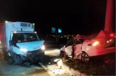 Tekirdağ'da otomobil ile kamyonet çarpıştı: 1 Yaralı