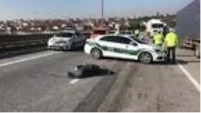 TEM'de TIR orta şeritte duran otomobile çarptı: 1 ölü TEM'de TIR orta şeritte duran otomobile çarptı: 1 ölü