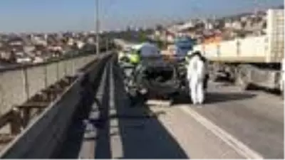 TEM'de TIR orta şeritte duran otomobile çarptı: 1 ölü TEM'de TIR orta şeritte duran otomobile çarptı: 1 ölü