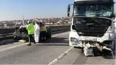 TEM'de TIR orta şeritte duran otomobile çarptı: 1 ölü TEM'de TIR orta şeritte duran otomobile çarptı: 1 ölü