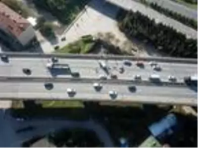 TEM'de TIR orta şeritte duran otomobile çarptı: 1 ölü TEM'de TIR orta şeritte duran otomobile çarptı: 1 ölü