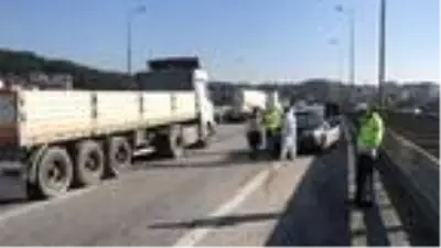 TEM'de TIR orta şeritte duran otomobile çarptı: 1 ölü TEM'de TIR orta şeritte duran otomobile çarptı: 1 ölü