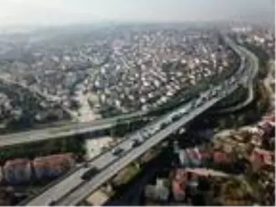 TEM'de TIR orta şeritte duran otomobile çarptı: 1 ölü TEM'de TIR orta şeritte duran otomobile çarptı: 1 ölü